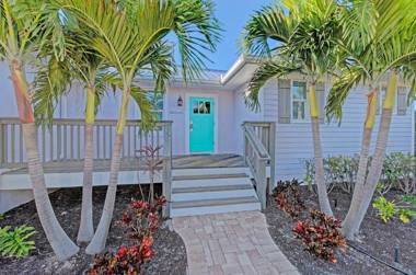 4 Bed 3 Bath BUNGALOW Heated Pool and Spa Bikes Kayaks free WiFi