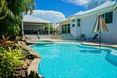 4 Bed 3 Bath BUNGALOW Heated Pool and Spa Bikes Kayaks free WiFi