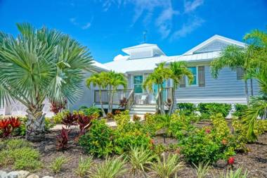 4 Bed 3 Bath BUNGALOW Heated Pool and Spa Bikes Kayaks free WiFi