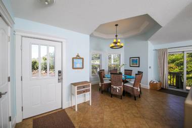 4 bed 3 bath Heated pool & spa SONOS Sound System Close to beach shops and restaurants