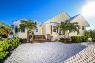 4 bed 3 bath Heated pool & spa SONOS Sound System Close to beach shops and restaurants