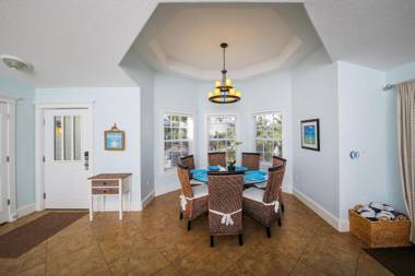 4 bed 3 bath Heated pool & spa SONOS Sound System Close to beach shops and restaurants