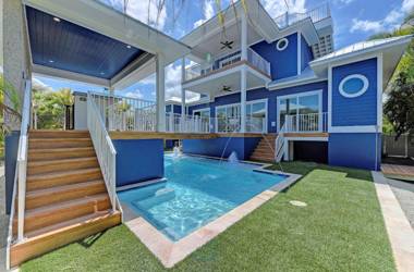 Steps to beach STUNNING Custom Home Outdoor Bar Heated Pool & Spa 6 Flat screen TVs Free WiFi