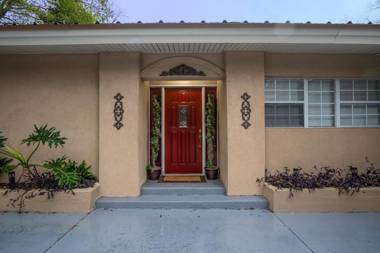 Luxury Waterfront Pool House 7 mins to TIAA Bank Field