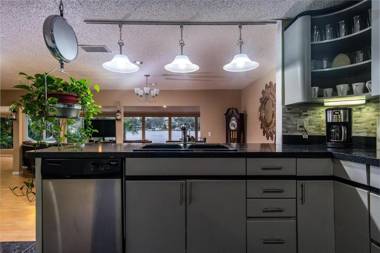 Luxury Waterfront Pool House 7 mins to TIAA Bank Field
