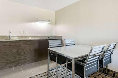 Clarion Inn & Suites Kissimmee-Lake Buena Vista South