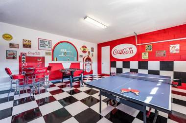 Groovy Mouse House with private pool