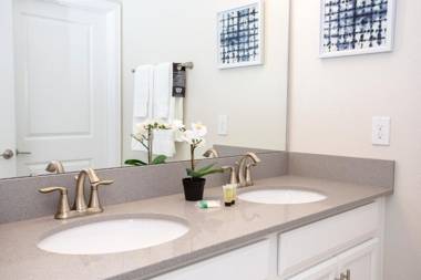 Luxurious 4Bd Home w/ Pool 4983