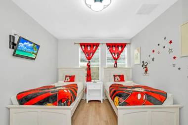 Roomy Town Home Mickey-Themed Bedroom! #4BV550