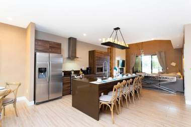 Gorgeous 4Bd Close to Disney @ Magic Village 7581