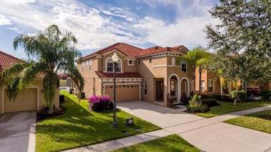 Florida Breeze- Wonderful south facing Pool with Outdoor Kitchen BBQ and great lake views