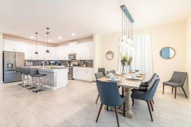 6BR Luxury Home - Family Resort - Private Pool Hot Tub and BBQ!