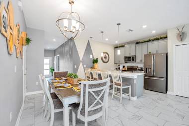 Stunning 5BR Home - Family Resort - Private Pool and BBQ!