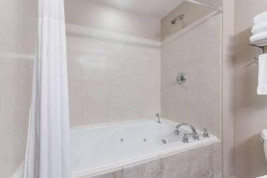 Days Inn & Suites by Wyndham Lakeland