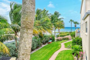 LaPlaya 201E Nestled in the palms just steps from the pool