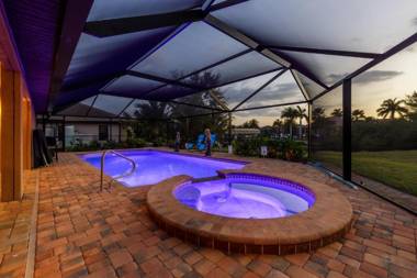 Enchanted Views Wondrous Memories Water Views with Heated Pool & Spa