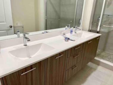 Room with private bathroom near the airport