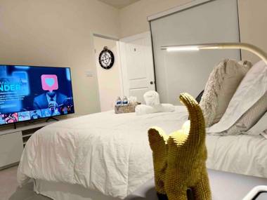 Room with private bathroom near the airport