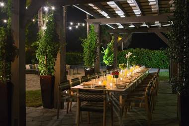 Kimpton Surfcomber Hotel an IHG Hotel