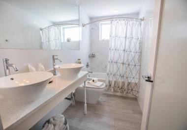 Waterside Hotel and Suites