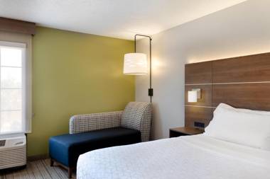 Holiday Inn Express & Suites Milton East I-10 an IHG Hotel