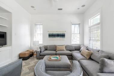 Charming Duplex Home 6-Mn Walk to Beach Private Hot Tub and Community Pool Pets Welcome