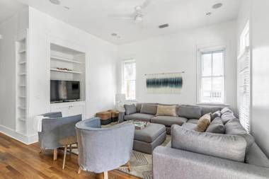 Charming Duplex Home 6-Mn Walk to Beach Private Hot Tub and Community Pool Pets Welcome