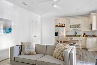 Charming Duplex Home 6-Mn Walk to Beach Private Hot Tub and Community Pool Pets Welcome