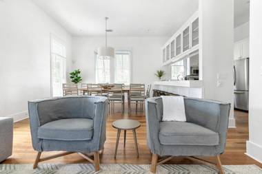 Charming Duplex Home 6-Mn Walk to Beach Private Hot Tub and Community Pool Pets Welcome