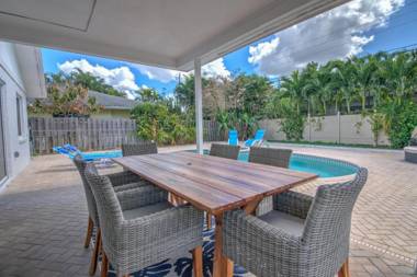 Relax Poolside & Walk or Bike to the Beach From This Amazing Naples Pool Home!