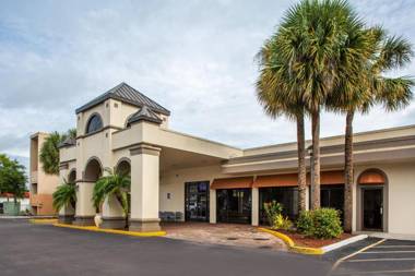 Days Inn & Suites by Wyndham Orlando Airport