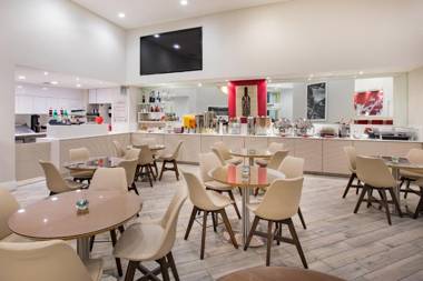 The Point Hotel & Suites Universal