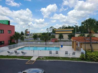 Days Inn & Suites by Wyndham Orlando East UCF Area