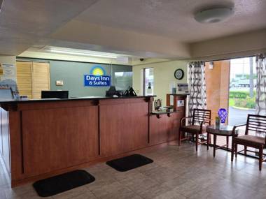 Days Inn & Suites by Wyndham Orlando East UCF Area