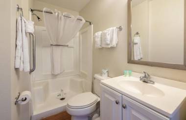 HomeTowne Studios by Red Roof Orlando South