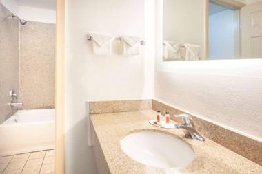Howard Johnson by Wyndham Airport Florida Mall