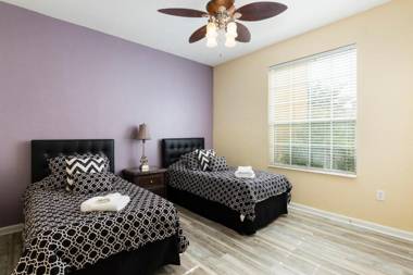 4Br 2Bath Condo Balcony 5min Conv Center 2087ft