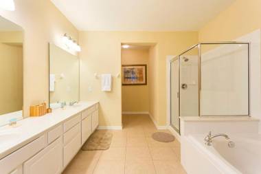 4Br 2Bath Condo Balcony 5min Conv Center 2087ft