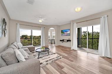 Bright & Spacious 2BR Condo w/ Pool & Hot tub near Disney!