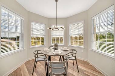 Bright & Spacious 2BR Condo w/ Pool & Hot tub near Disney!