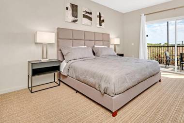 Bright & Spacious 2BR Condo w/ Pool & Hot tub near Disney!