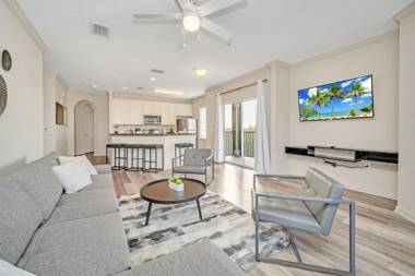 Spacious 3BR Condo w/ Pool and Hot Tub near Disney!
