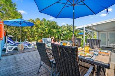 Villa Tropicana by Digsify Private Heated Pool Near Beaches PGA Rapids Water Park Gardens Mall Roger Dean Stadium Fitteam Ballpark