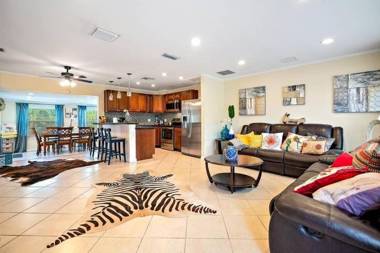 Villa Tropicana by Digsify Private Heated Pool Near Beaches PGA Rapids Water Park Gardens Mall Roger Dean Stadium Fitteam Ballpark