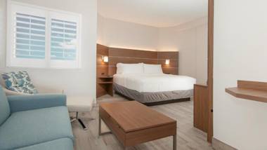Holiday Inn Express & Suites Panama City Beach - Beachfront an IHG Hotel
