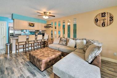 Bright Pensacola Townhome with Screened Patio!