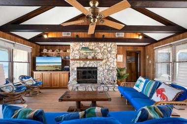 Ocean's Edge 4 Bedrooms Sleeps 8 Ocean Front Pet Friendly