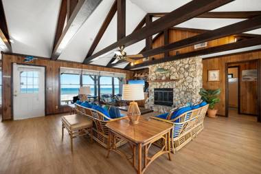 Ocean's Edge 4 Bedrooms Sleeps 8 Ocean Front Pet Friendly
