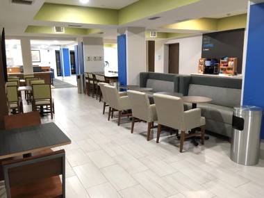 Holiday Inn Express & Suites Quincy I-10 an IHG Hotel