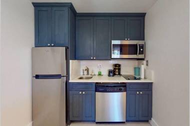 Sea Breeze Studio 510 Beach steps away!+pool+WiFi